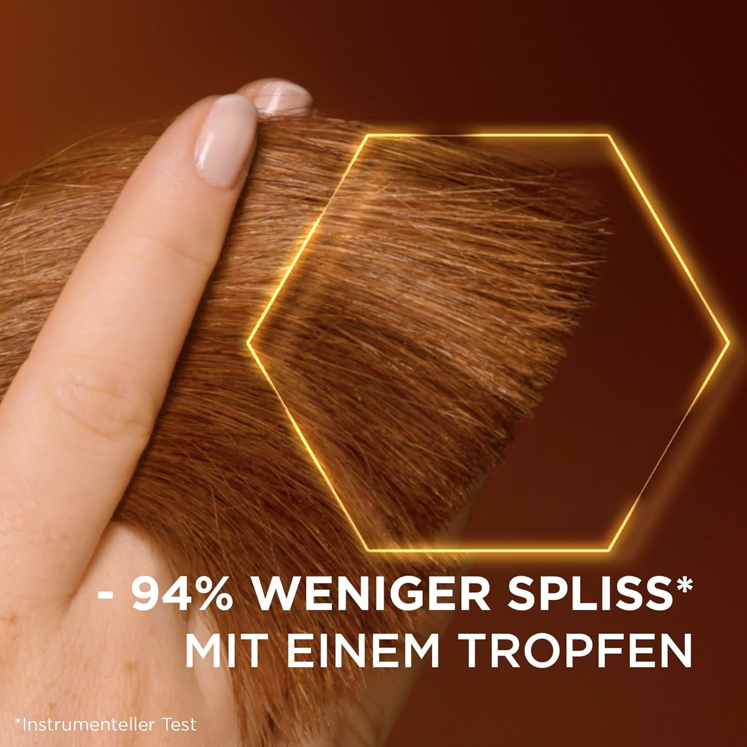 Hand berührt Haarsträhne. Text: - 94% weniger Spliss* mit einem Tropfen. Gelbe hexagonale Form um das Haar.