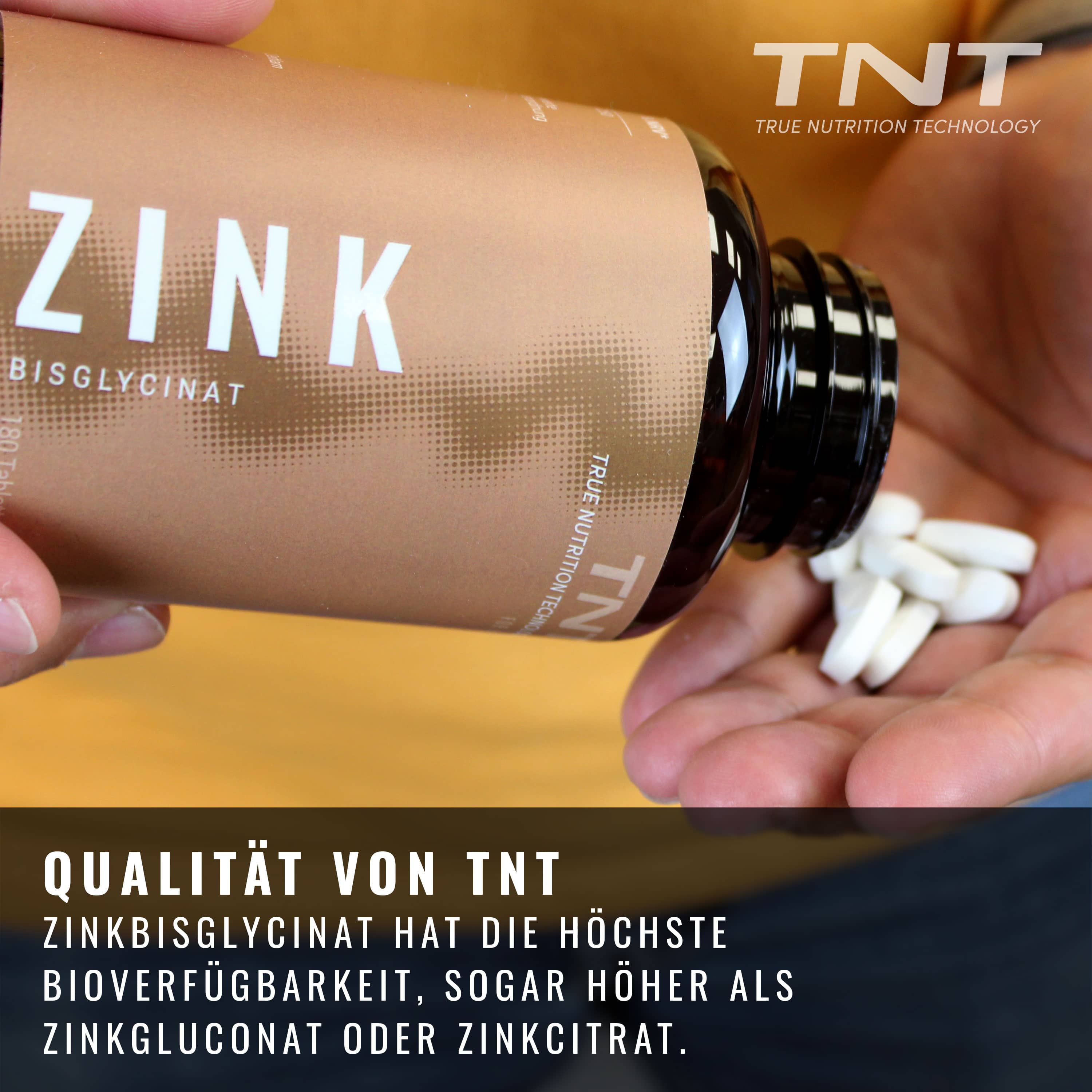 Hand hält Tabletten. Flasche TNT Zinkbisglycinat. Text: Zinkbisglycinat hat höchste Bioverfügbarkeit.