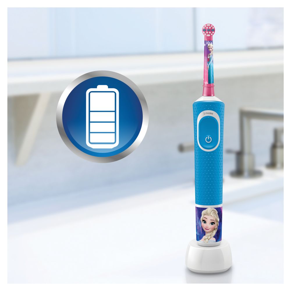 Elektrische Zahnbürste mit Frozen-Motiv auf Ladestation. Batterieanzeige daneben. Hellblauer Griff.