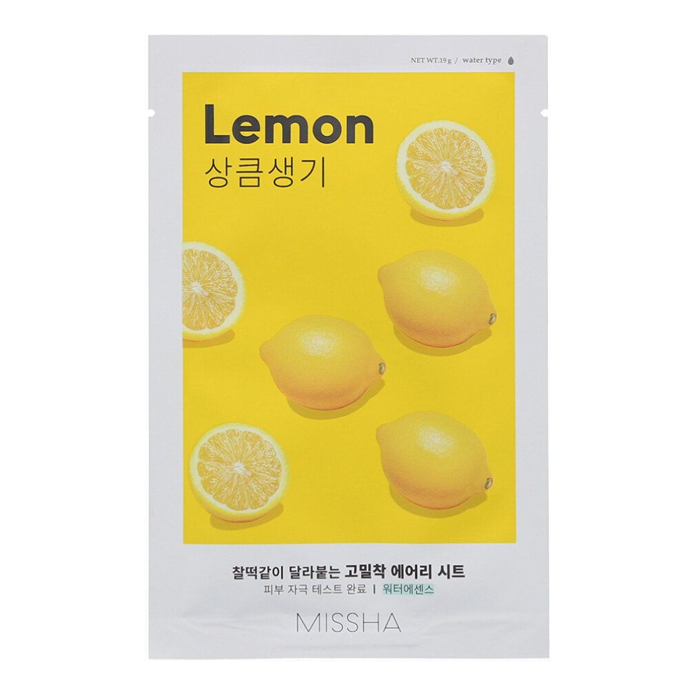 Gesichtsmaske mit Zitrone-Motiv. Gelber Hintergrund mit Zitronen und -hälften. Text: Lemon, koreanische Schriftzeichen, MISSHA.