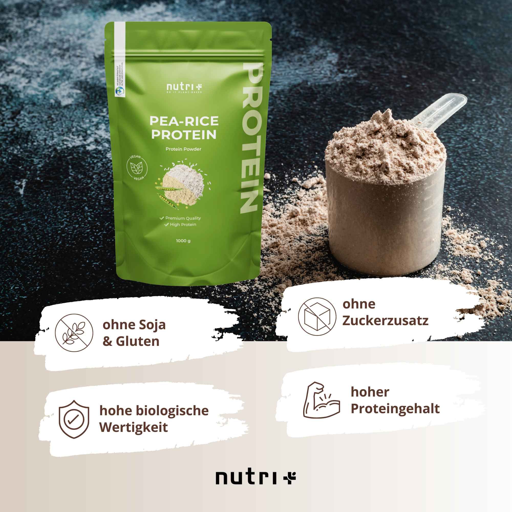Grüner Beutel Erbsen-Reis-Protein neben einem Löffel mit Pulver. Hoher Proteingehalt.