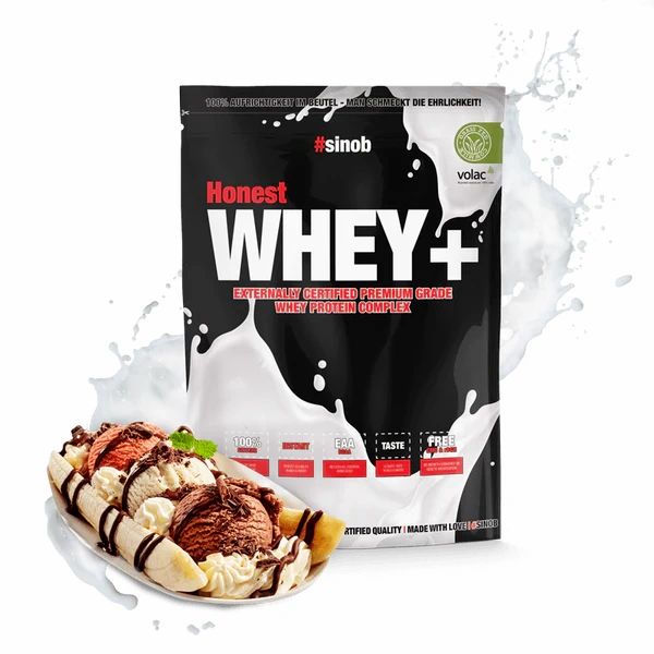 Schwarze Tüte mit "#sinob Honest WHEY+" Aufdruck. Grün-weißes Zertifizierungslogo. Eisbecher mit Banane und Schokosauce.