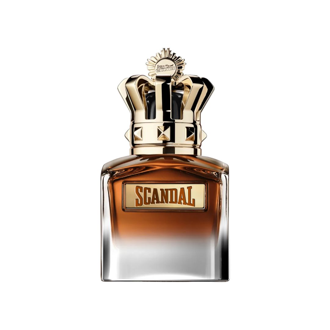 Parfumflakon mit goldfarbenem Kronenverschluss. Aufschrift "SCANDAL" auf einem rechteckigen Etikett. Farbverlauf von braun zu klar.