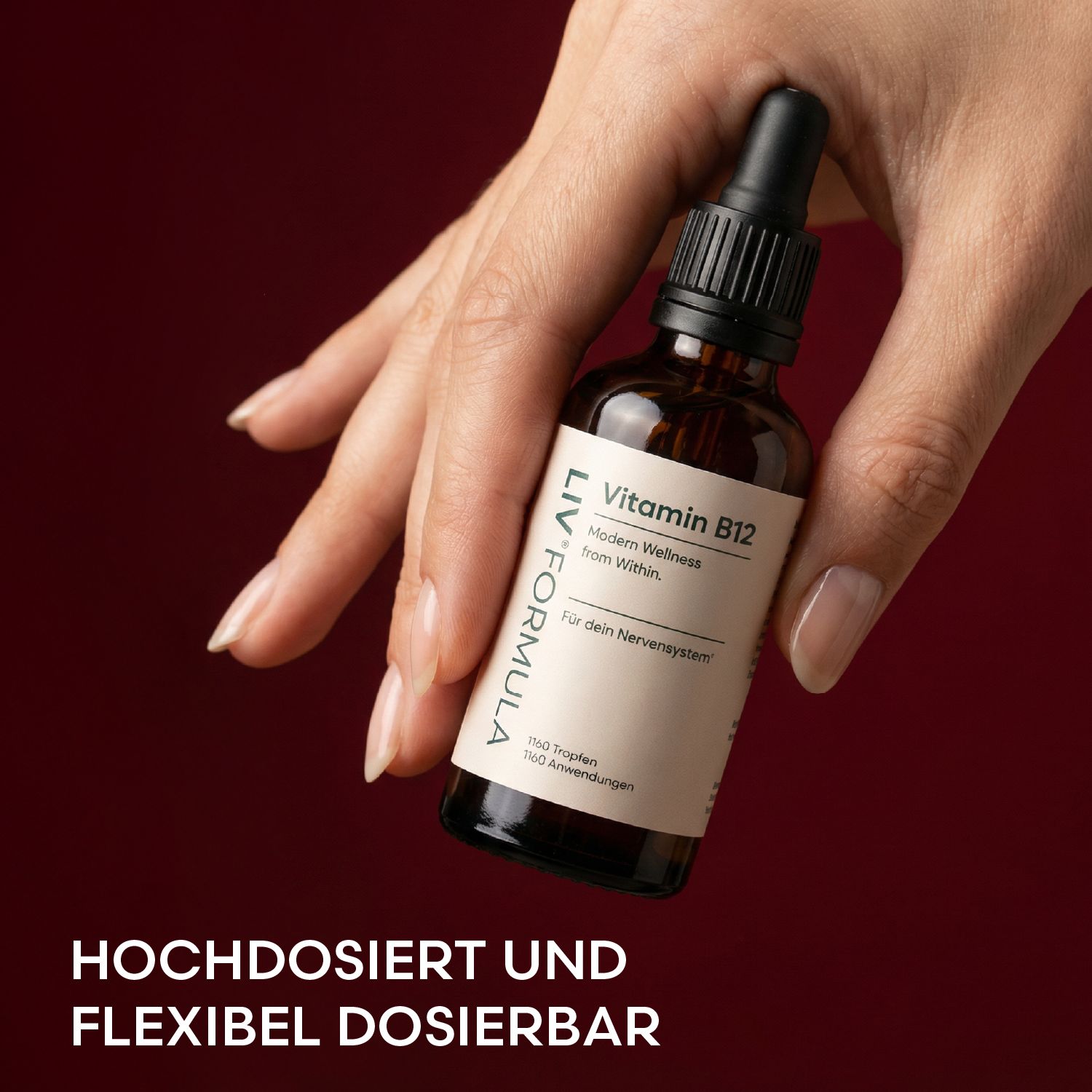Braune Glasflasche mit schwarzem Deckel. Aufschrift: LIV.FORMULA Vitamin B12. Hand hält Flasche. Text: Hochdosiert und flexibel dosierbar.