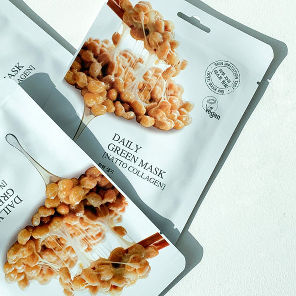 Zwei weiße Verpackungen mit Produktabbildung und Text. Vegan-Siegel. Text: DAILY GREEN MASK [NATTO COLLAGEN].