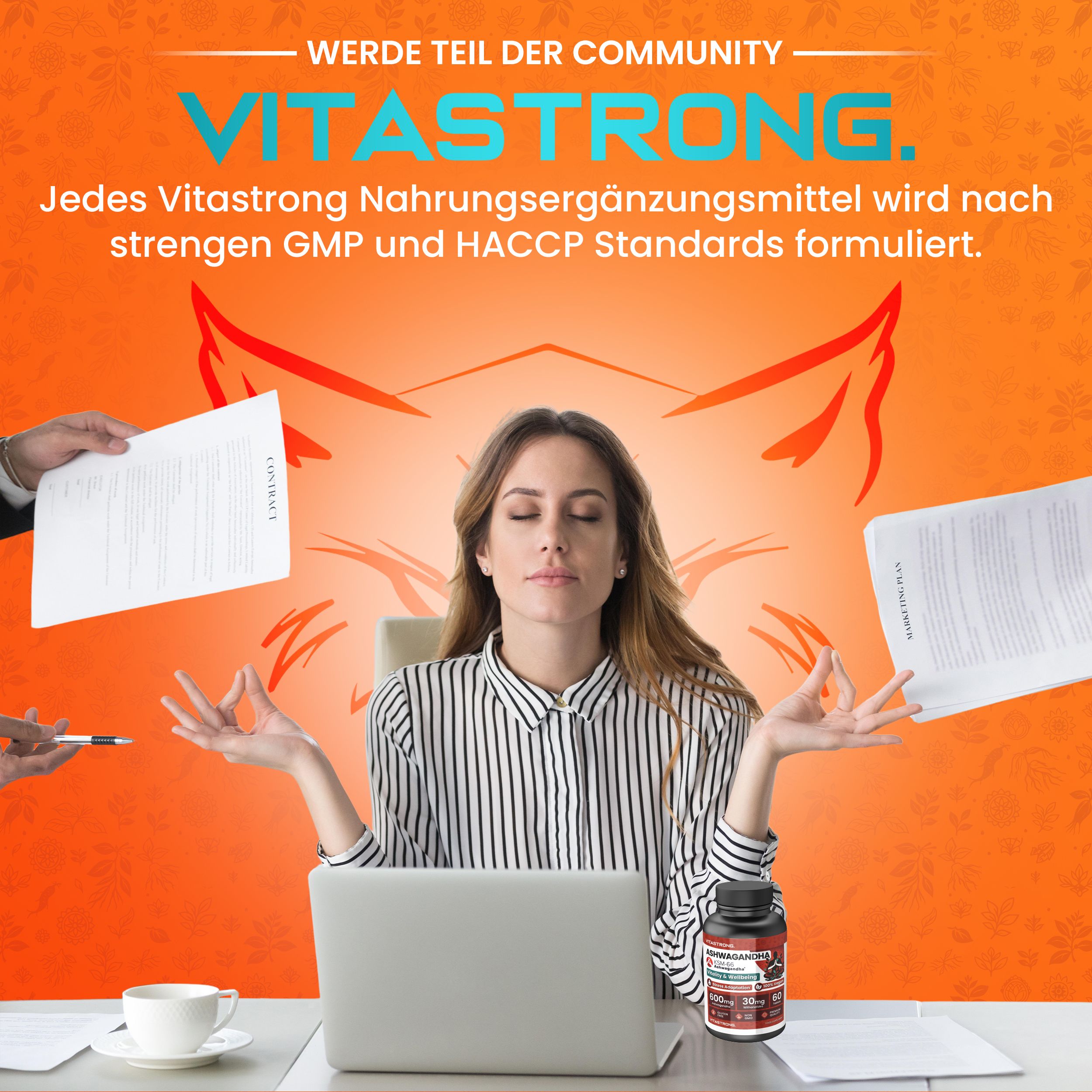 Frau meditiert. Vitastrong Ashwagandha KSM-66®-Dose. Text: GMP- und HACCP-Standards. Vitastrong-Logo. Orangefarbener Hintergrund.