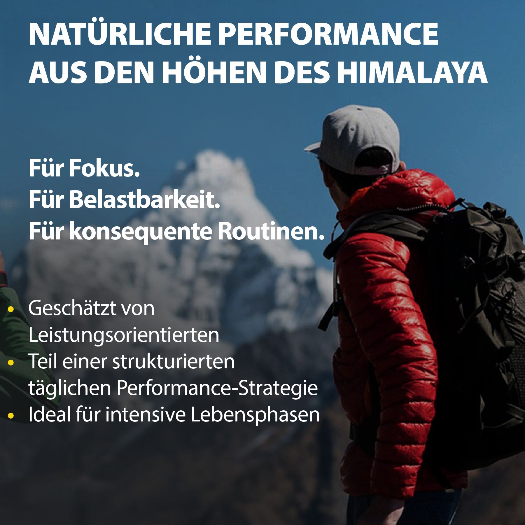 Person mit Rucksack vor Bergkulisse. Text: Natürliche Performance aus den Höhen des Himalaya. Geschätzt von Leistungsorientierten.