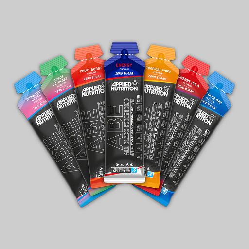Mehrere Beutel ABE Gel, verschiedene Geschmacksrichtungen. Aufschrift: Applied Nutrition, ABE, Zero Sugar. Farben: blau, grün, orange, gelb, rot.