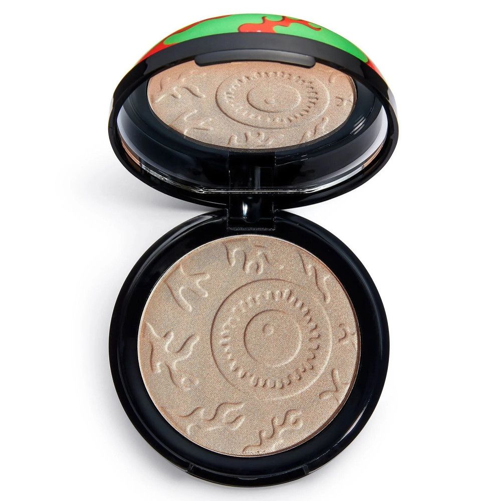 Runder Highlighter mit Spiegel. Beige Puder mit geprägtem Muster. Schwarzer Behälter mit grünem Deckel, rotem und schwarzem Design.