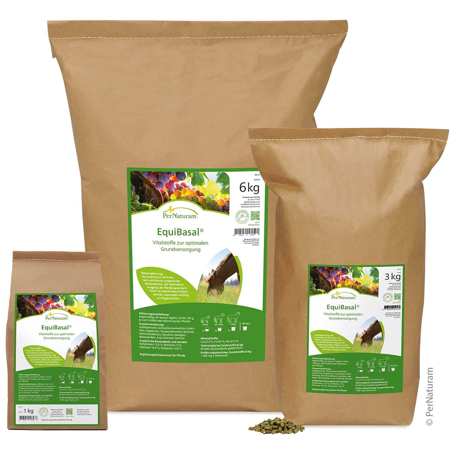 Drei braune Papiertüten mit grünen Etiketten. Aufschrift EquiBasal und 1 kg, 3 kg, 6 kg. Grünfutter.