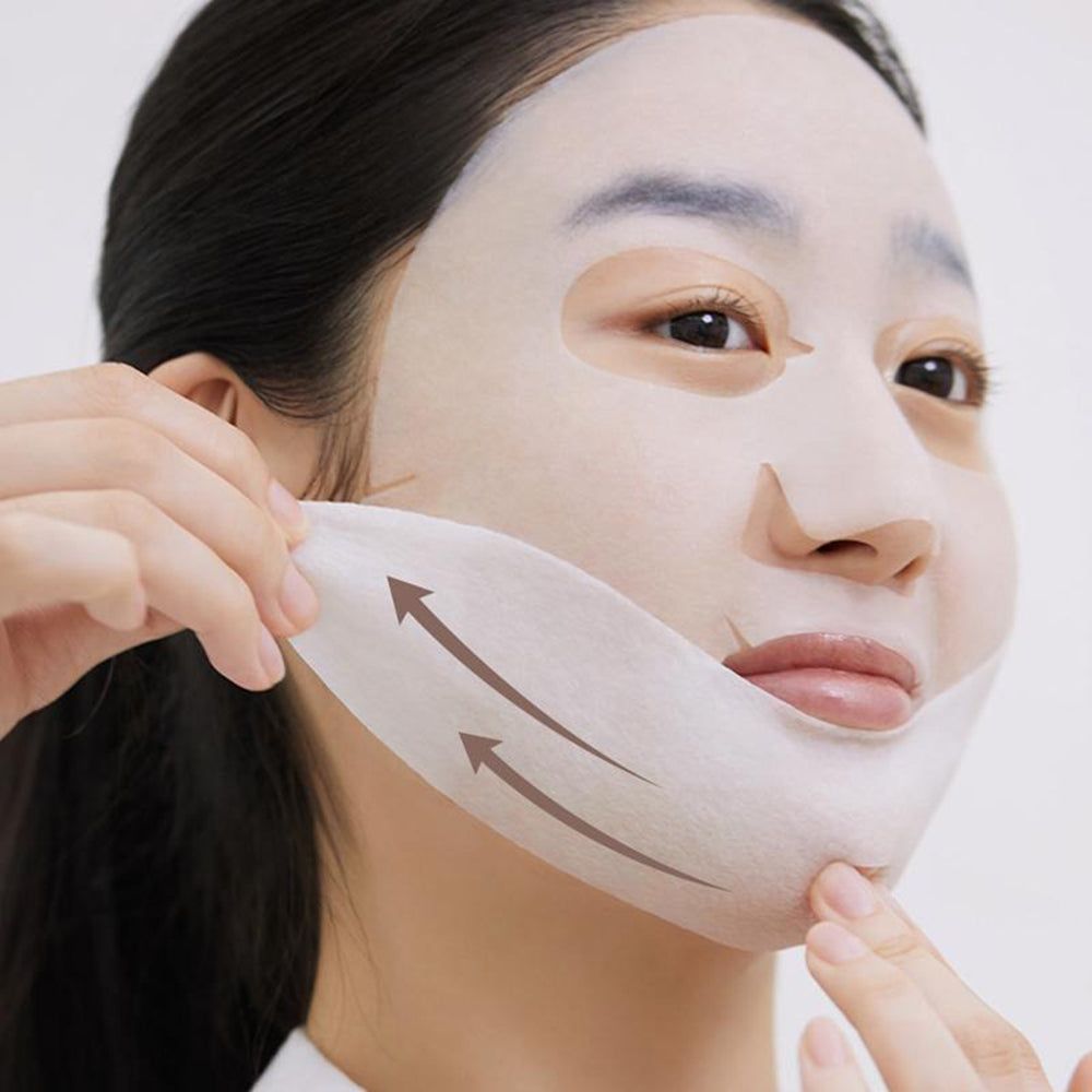 Gesicht einer Person mit einer Gesichtsmaske. Pfeile zeigen die Richtung an. Die Maske wird gehalten.