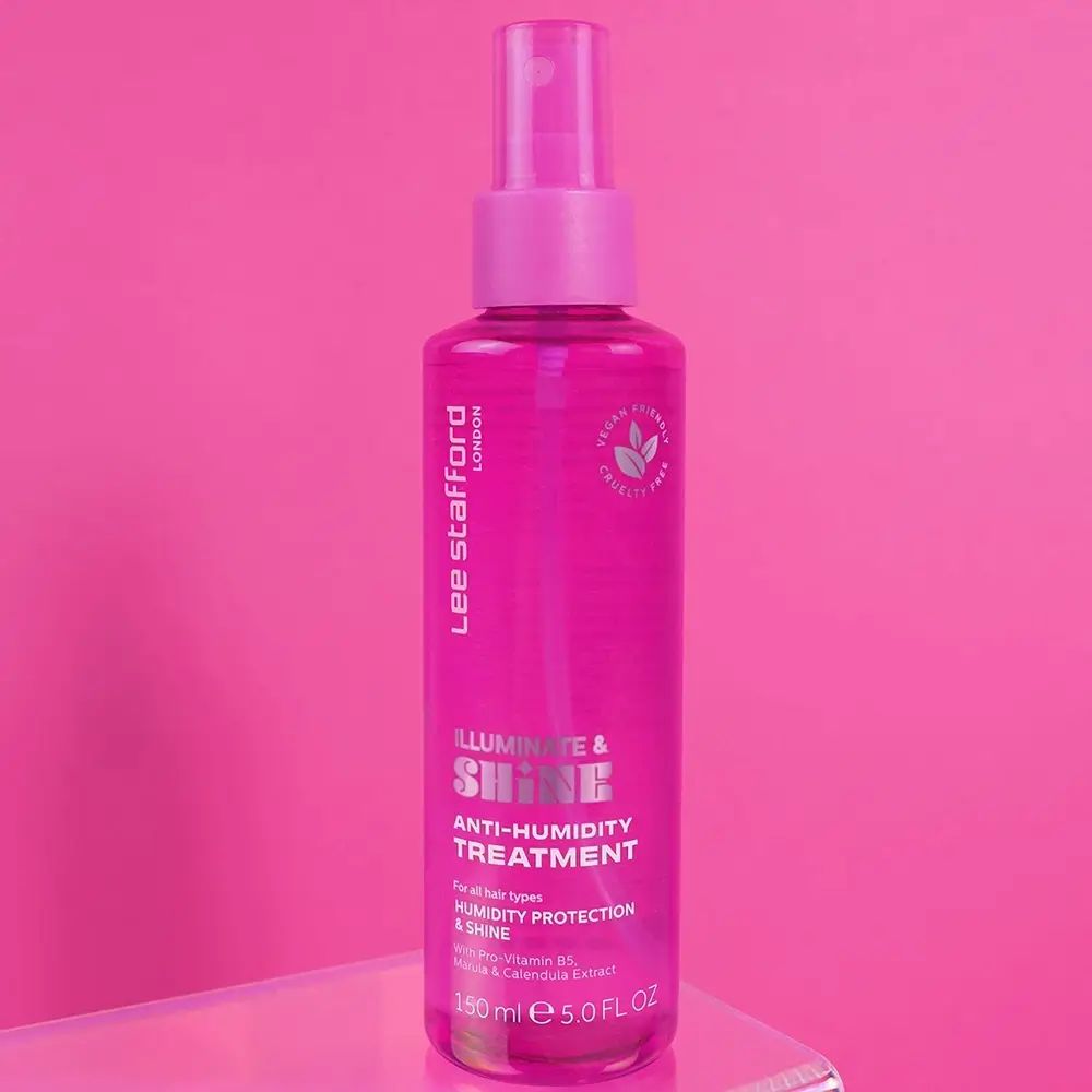 Rosa Haarspray-Flasche. Text: Lee Stafford, Illuminate & Shine, Anti-Humidity Treatment. Vegan-Siegel. 150 ml.