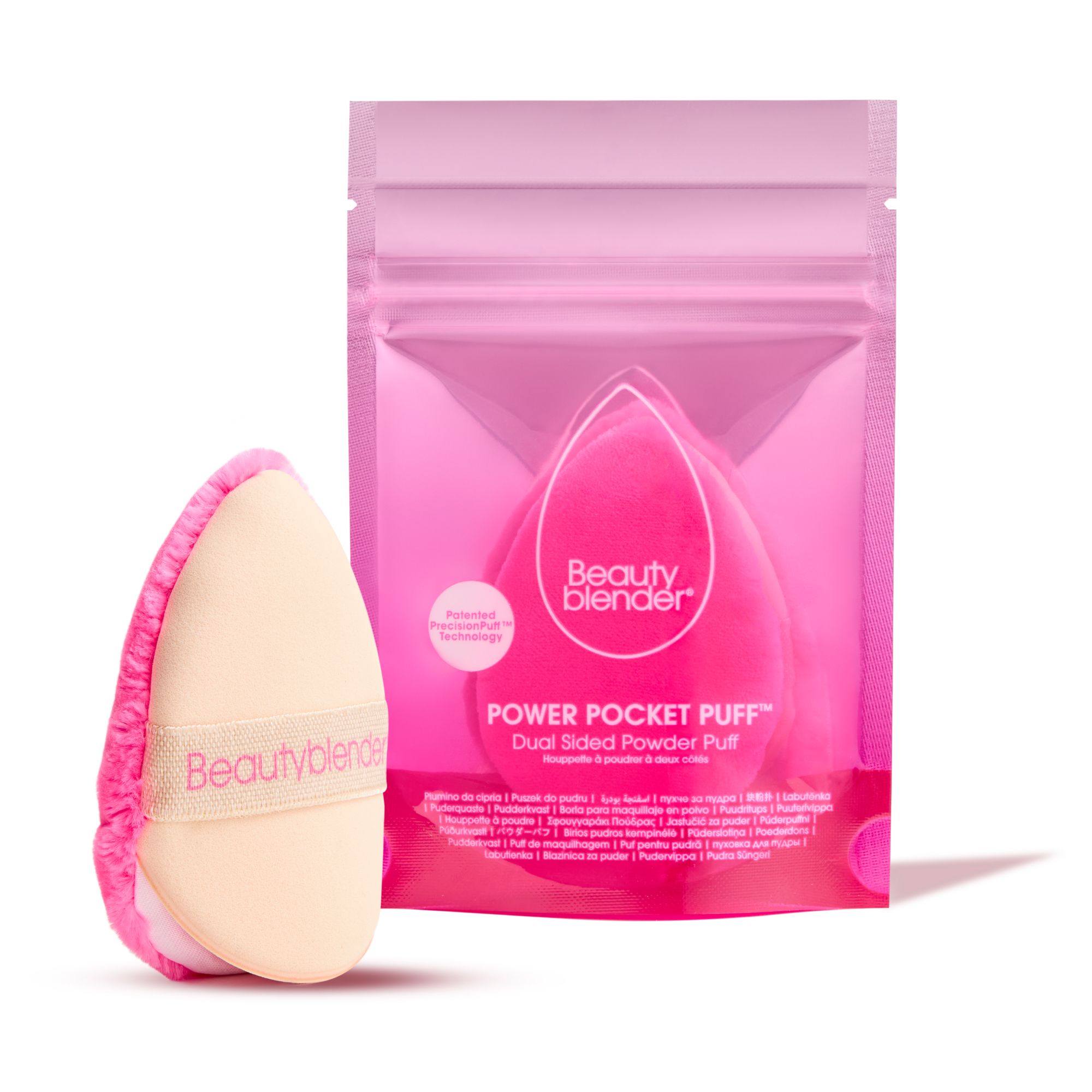 Beautyblender Power Pocket Puff neben seiner pinken Verpackung. Der Puff hat eine beige und eine pinke Seite.