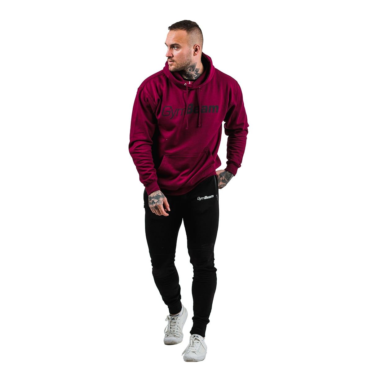 Burgunderroter Kapuzenpullover mit schwarzem Logo-Print auf der Brust und langen Ärmeln.