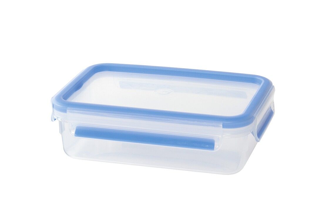 Transparente, rechteckige Frischhaltedose mit blauem Deckel und Clips.