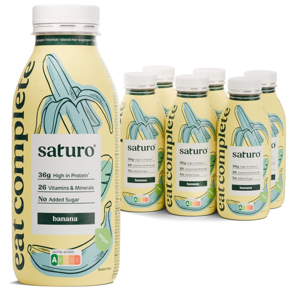 Mehrere Flaschen mit gelbem Etikett. Aufschrift: saturo, 36g Protein, 26 Vitamine & Mineralien, ohne Zuckerzusatz, Banane. Vegan-Siegel. Nutri-Score.