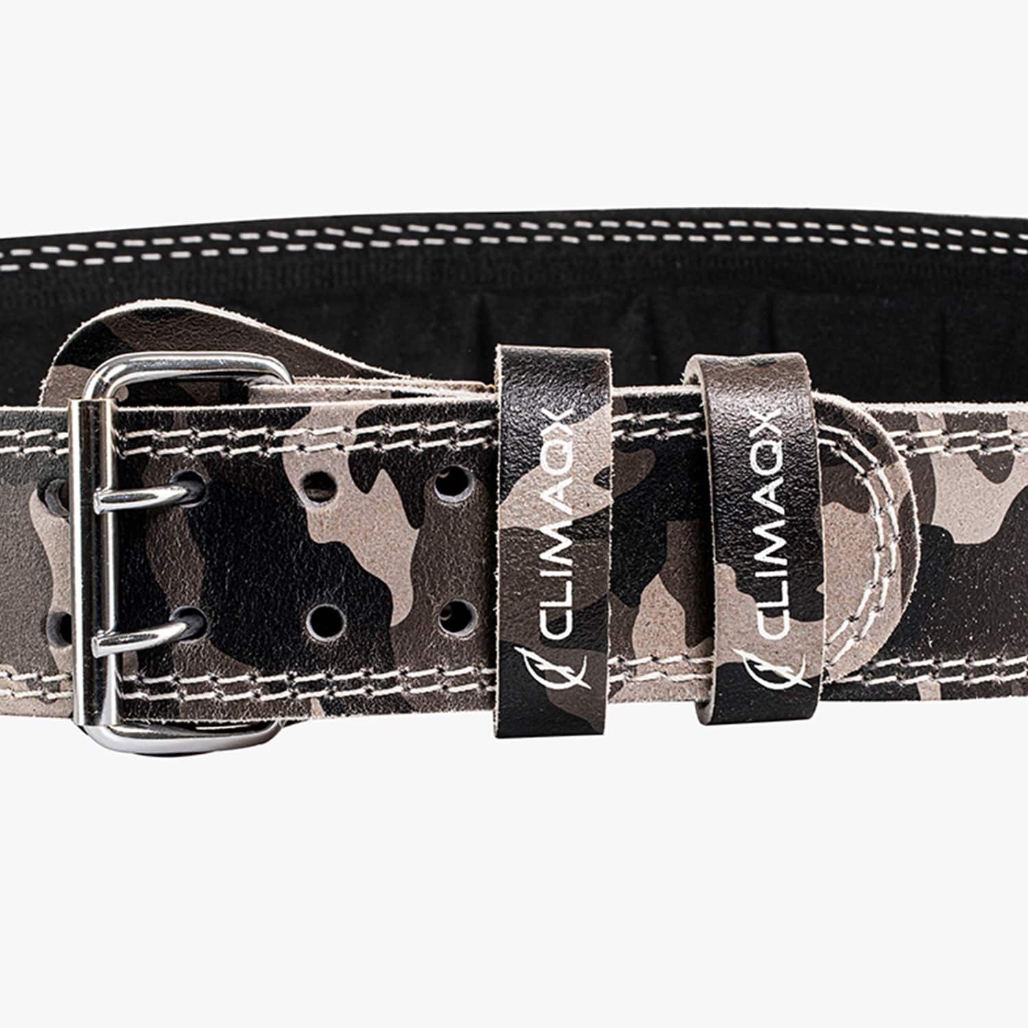 Nahaufnahme der CLIMAQX Power Belt-Schnalle. Camouflage-Muster. Schwarzes Leder mit weißem Logo. Metall-Schnalle.