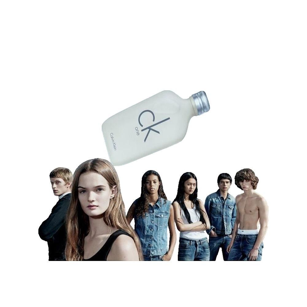 CK One Flakon, weißes Glas, silberner Verschluss, schwarzes Logo. Gruppe von Jugendlichen im Hintergrund.