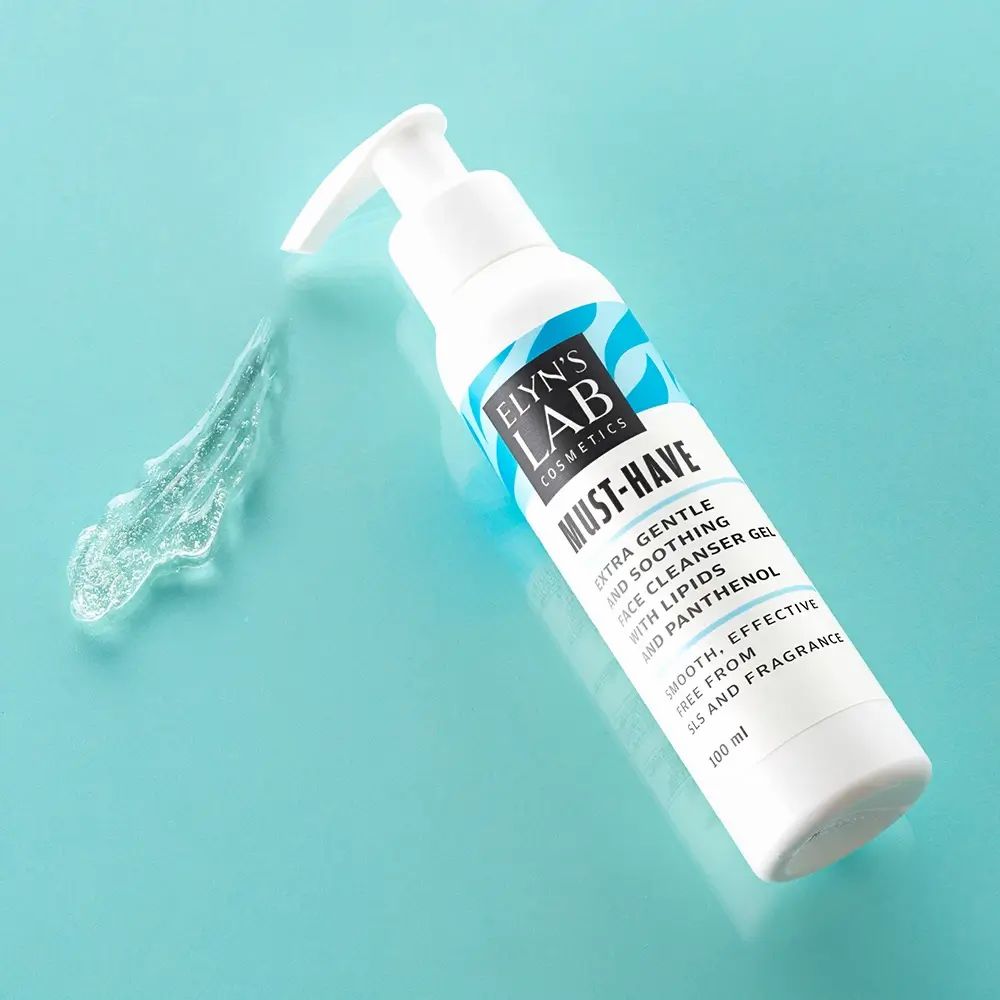 Weiße Flasche mit blauem Etikett. Text: ELYN'S LAB, MUST-HAVE, Gesichtsreinigungsgel. Daneben eine Spur Gel.