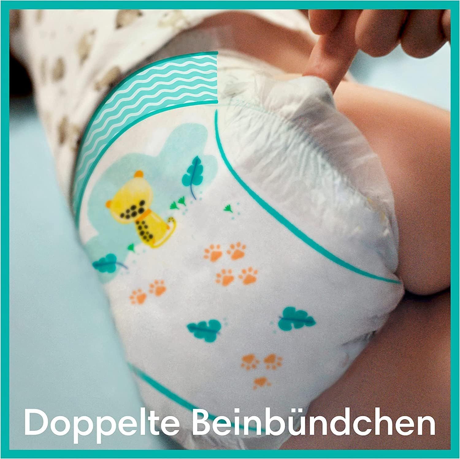 Pampers Baby-Dry Windel am Baby. Doppelter Beinbündchen-Bereich. Text: Doppelte Beinbündchen.