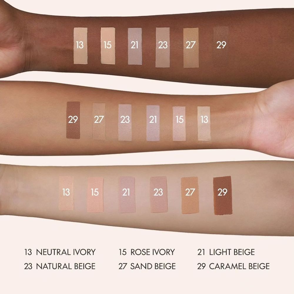 Arme mit Farbmustern von BB Cream. 6 Farbtöne: 13, 15, 21, 23, 27, 29. Beschriftung: Neutral Ivory, Rose Ivory, Light Beige, Natural Beige, Sand Beige, Caramel Beige.