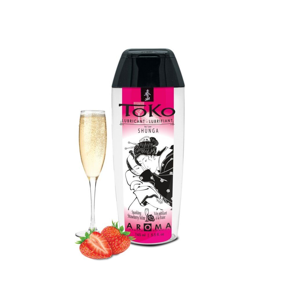 Lubrikant mit Erdbeer-Aroma. Flasche mit schwarzem Deckel, rosa Etikett mit Illustration. Glas Sekt und Erdbeeren daneben.