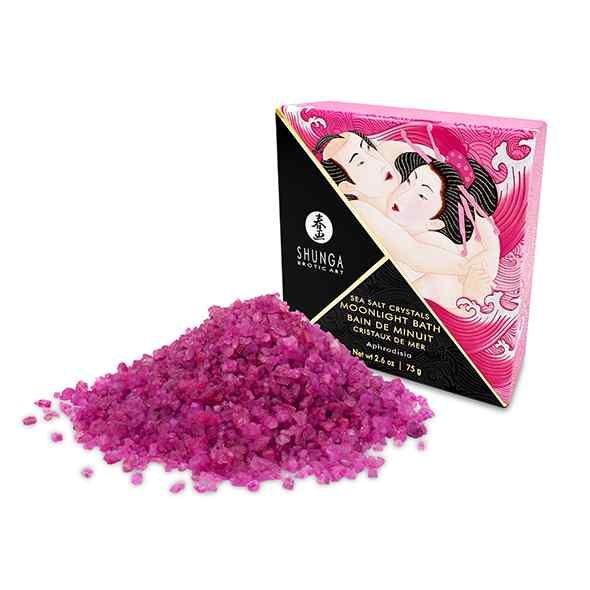 Verpackung und ein Haufen violetter Meersalz-Kristalle für ein Bad. Enthält 75g.