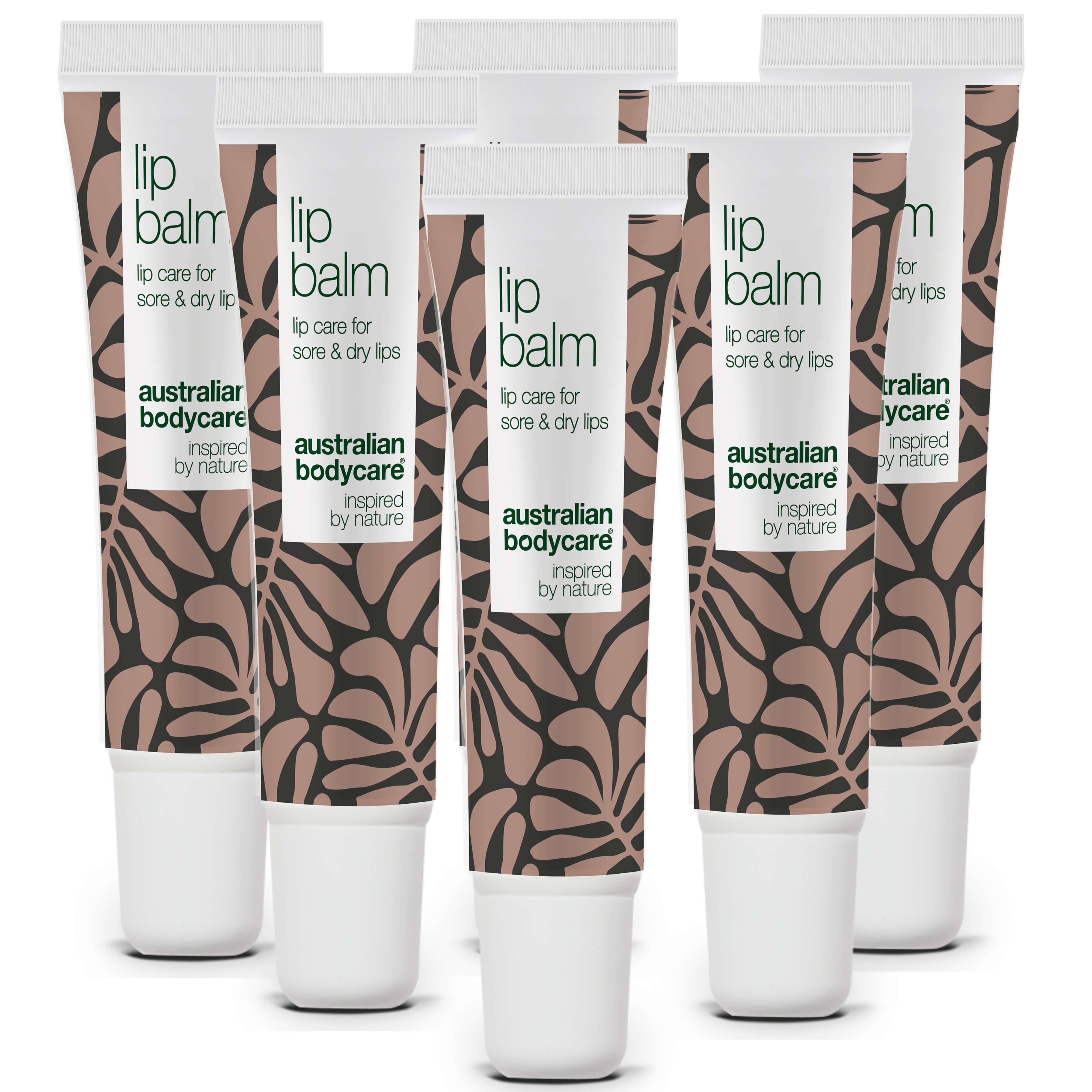 Mehrere Tuben Lippenbalsam. Weißer Deckel, braunes Muster, Text: Australian Bodycare, Lip Balm.