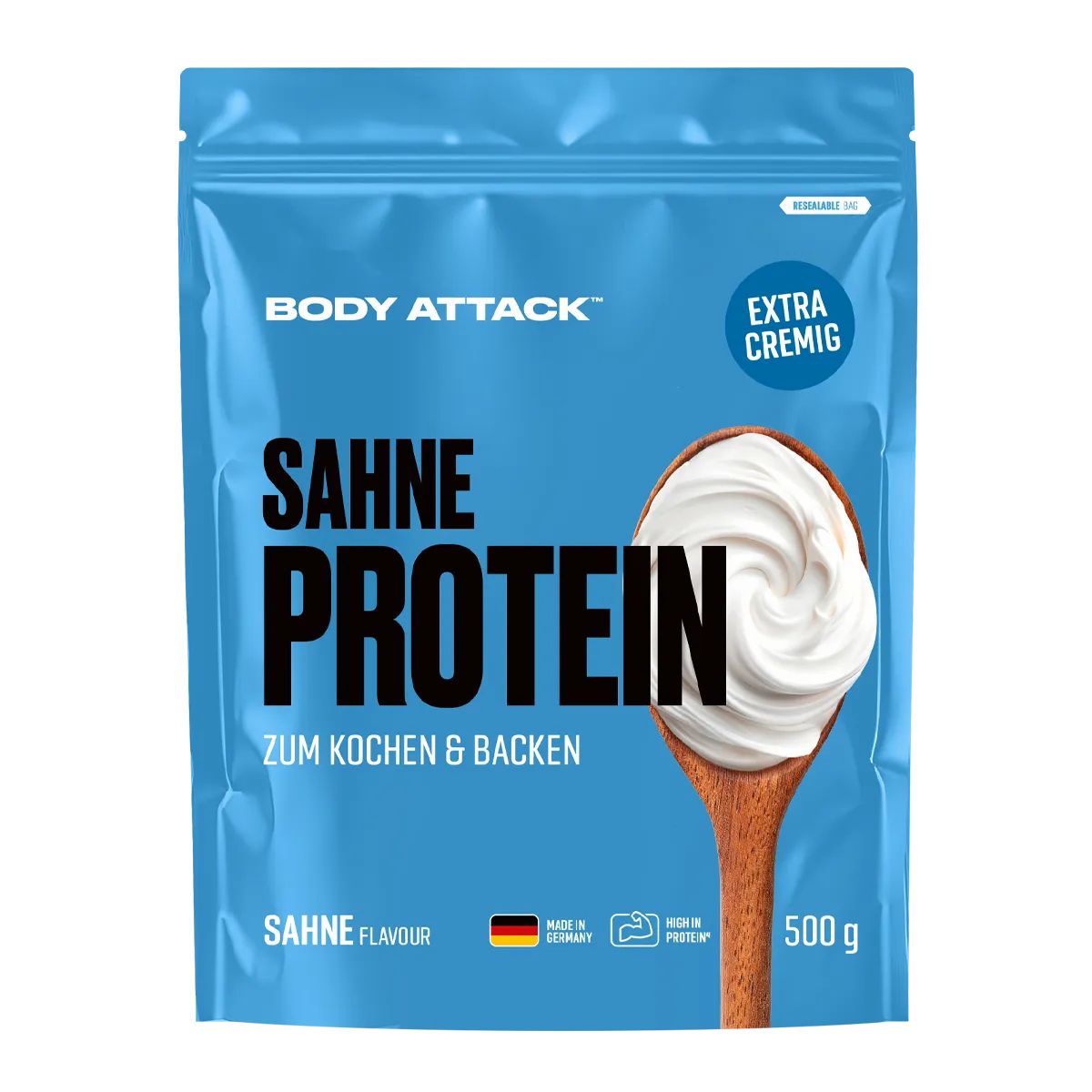 Blaue Verpackung mit Aufschrift SAHNE PROTEIN. Ein Holzlöffel mit Sahne. Text: ZUM KOCHEN & BACKEN. Made in Germany. 500 g.