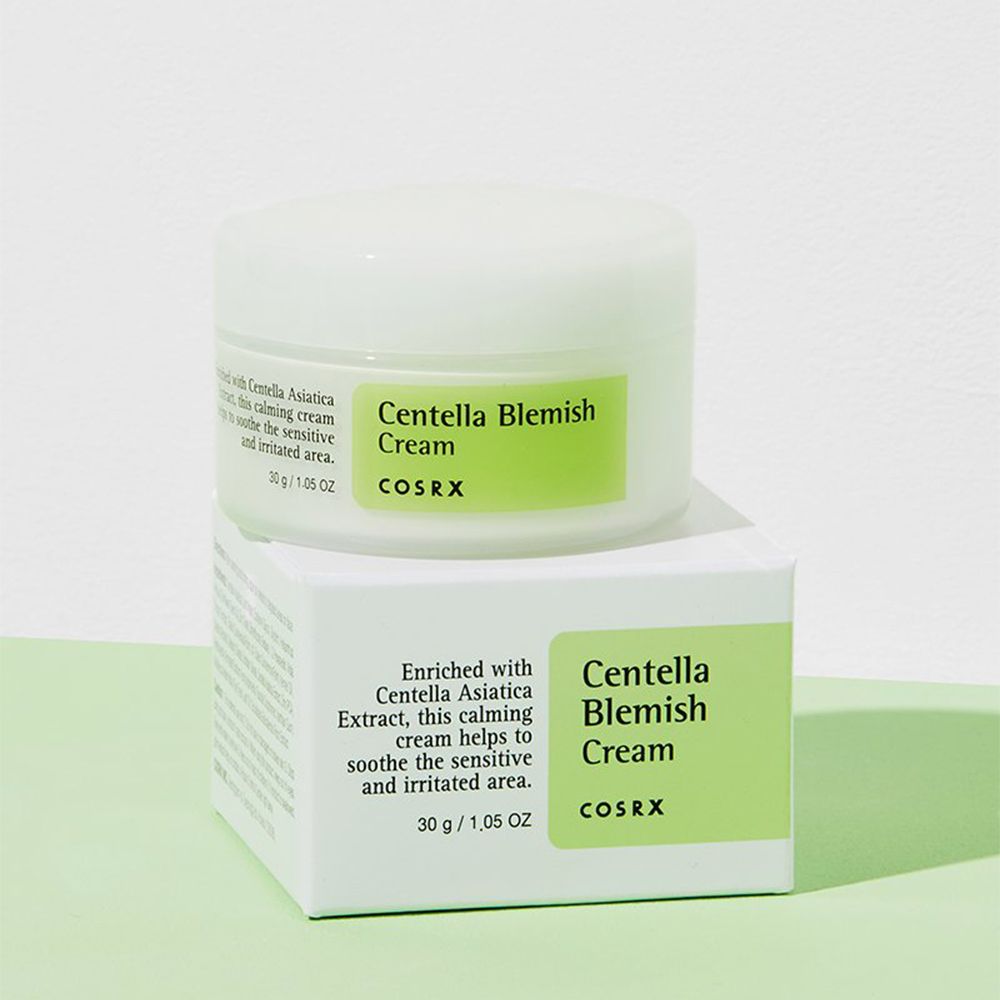 COSRX Centella Blemish Cream in weißem Tiegel mit Karton.