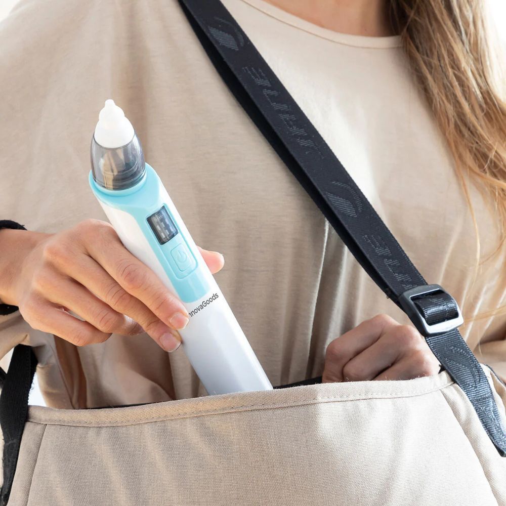 Nasensauger in einer Tasche. Weiß und blau. InnovaGoods-Logo. Der Griff des Geräts ist sichtbar.