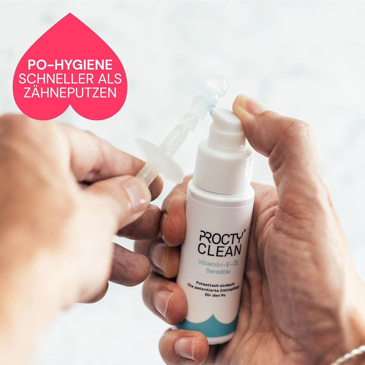 Hände halten Fläschchen und Applikator. Aufschrift: ProctyClean Vitamin E Öl.