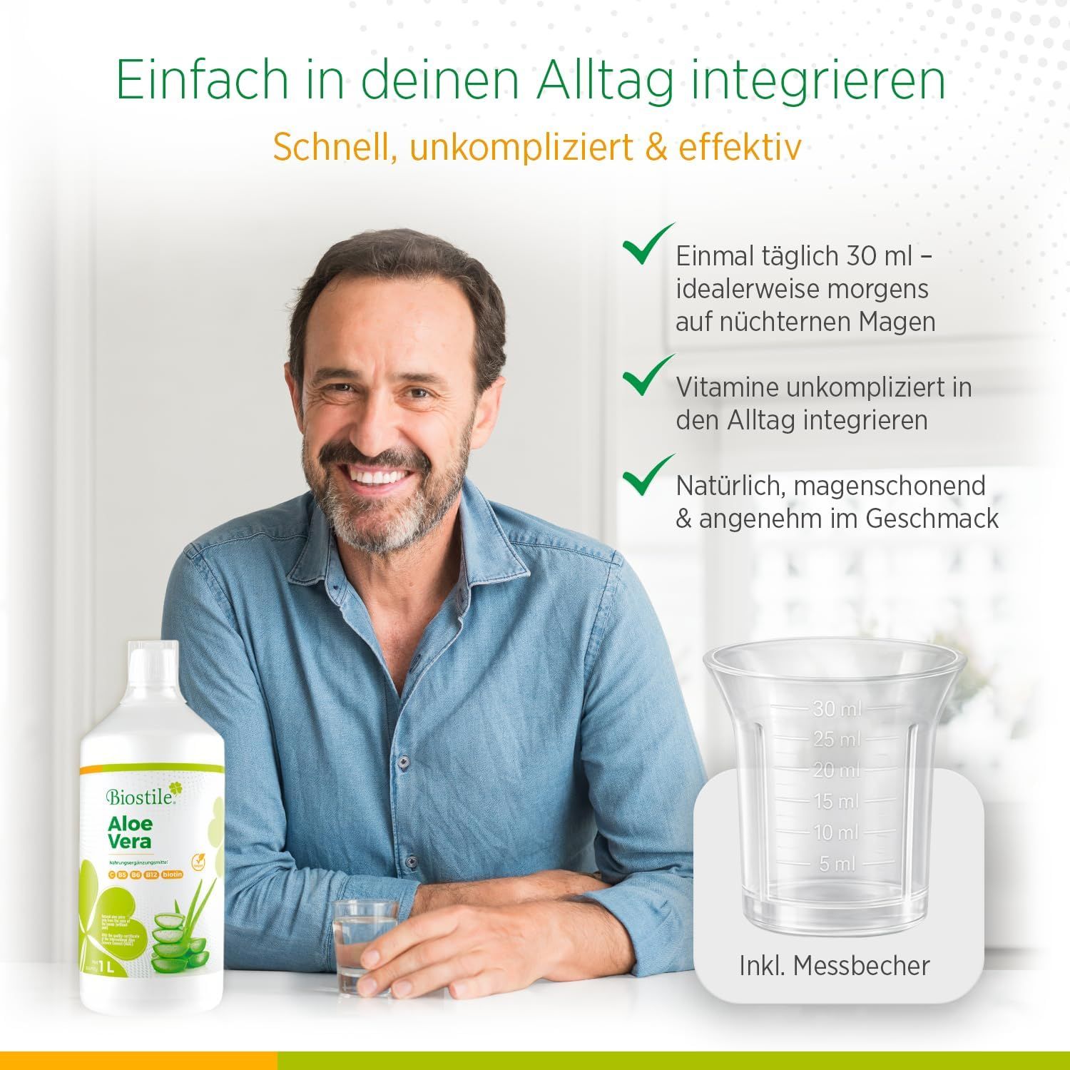 Mann trinkt Biostile Aloe Vera Saft mit Messbecher.