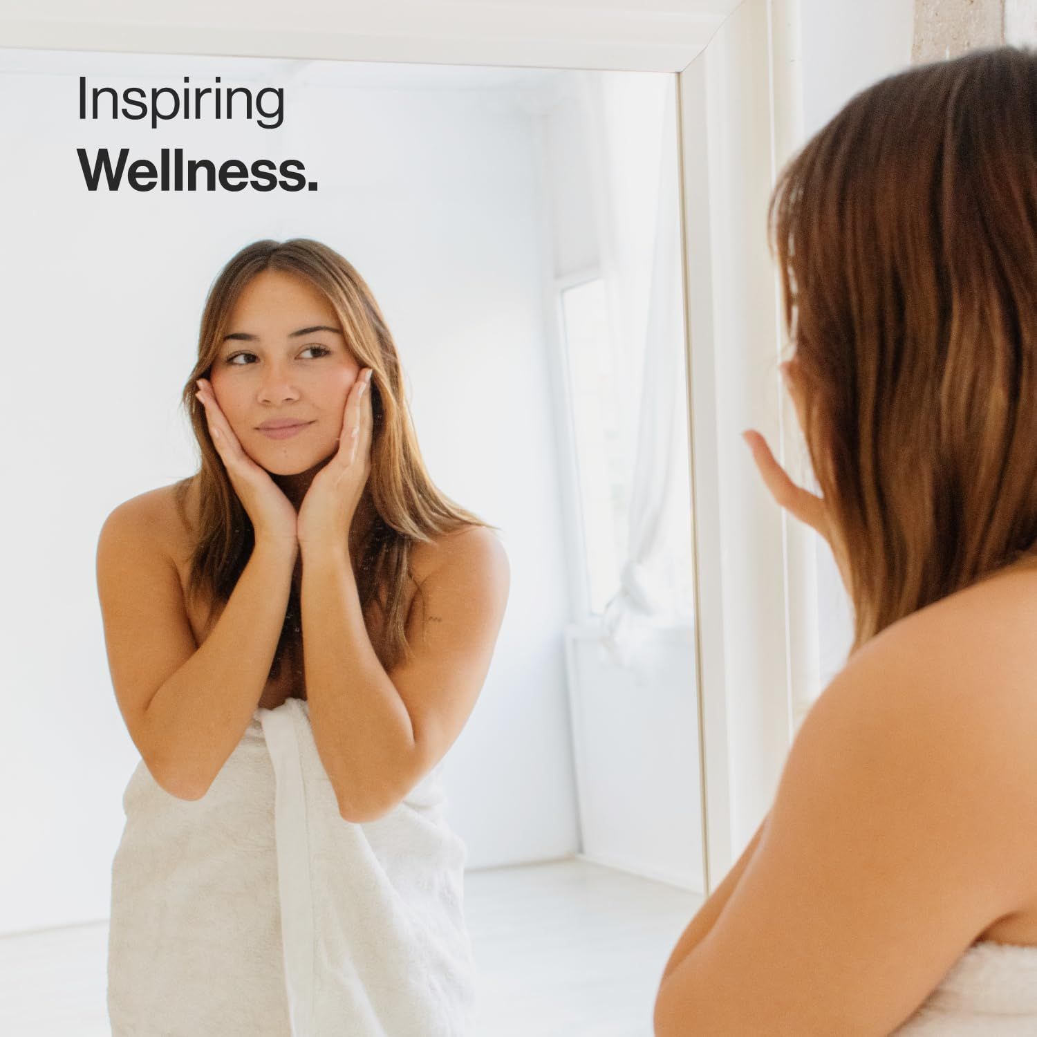 Frau im Bademantel vor einem Spiegel. Text: Inspiring Wellness.