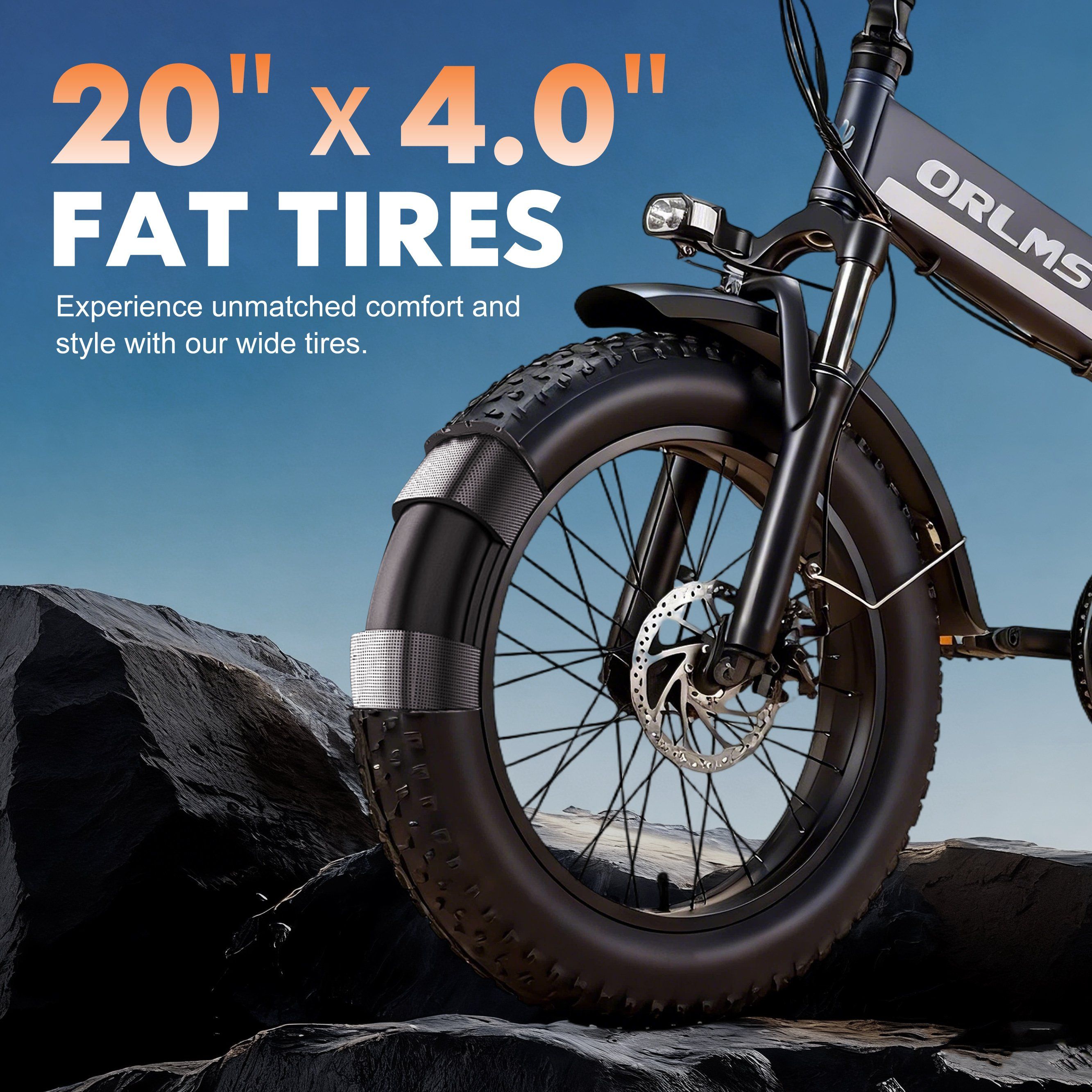 Nahaufnahme der Reifen eines schwarzen Elektro-Faltrads. Text: 20" x 4.0" FAT TIRES.