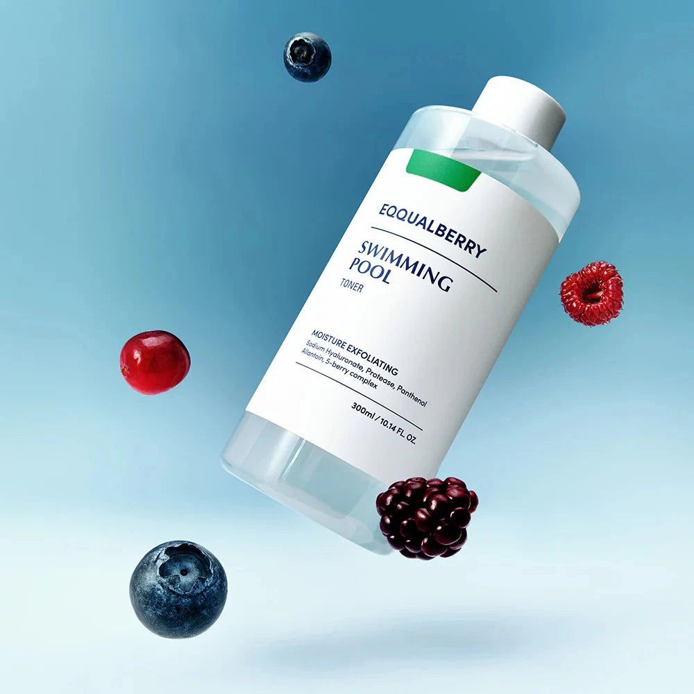 EQQUALBERRY Swimming Pool Toner schwebt mit Beeren.