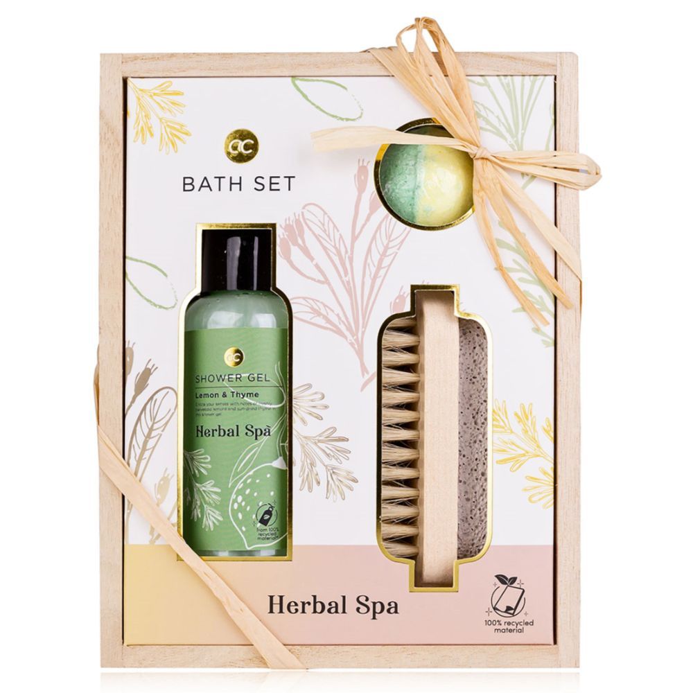 Geschenkset mit Holzbox. Enthält Duschgel, Badekugel und Nagelbürste. Aufschrift: Herbal Spa. Mit Schleife.