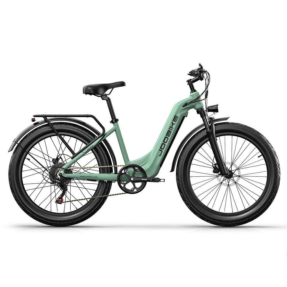 Hellgrünes Elektrofahrrad mit schwarzen Reifen und Gepäckträger. JOOBIKE-Logo am Rahmen. 48V-Batterie.