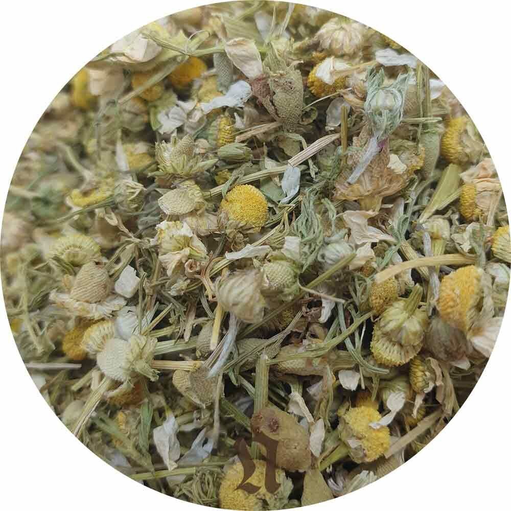 Nahaufnahme von getrockneten Kamillenblüten in einem kreisförmigen Ausschnitt.