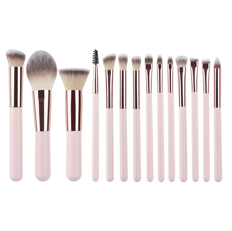 Make-up Pinsel-Set. Rosa Griffe, goldfarbene Metallhülsen, verschiedene Pinselköpfe. Auf weißem Hintergrund.