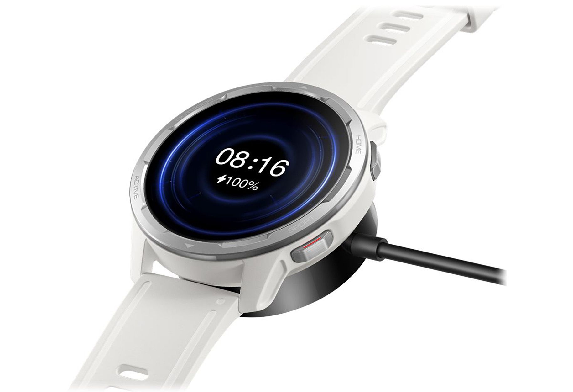 Weiße Smartwatch auf schwarzer Ladestation. Schwarzes Display zeigt Uhrzeit und Akku-Prozentsatz. Schwarzes Kabel.