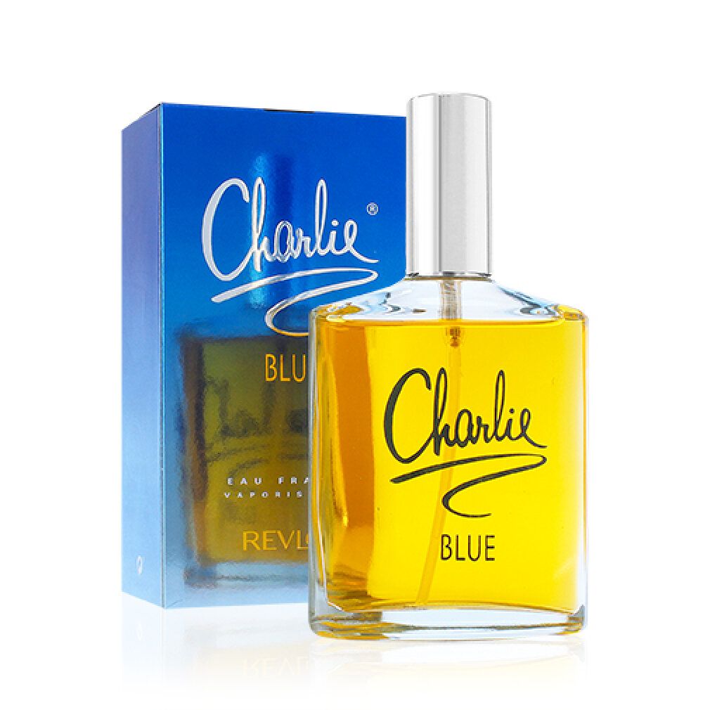 Flakon und Schachtel von Charlie Blue. Aufschrift Charlie Blue und Revlon. Blauer Hintergrund.