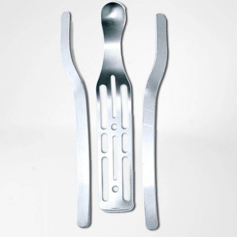 Drei silberfarbene Metallteile. Ein Teil hat eine Gabelform, die anderen sind gebogen.