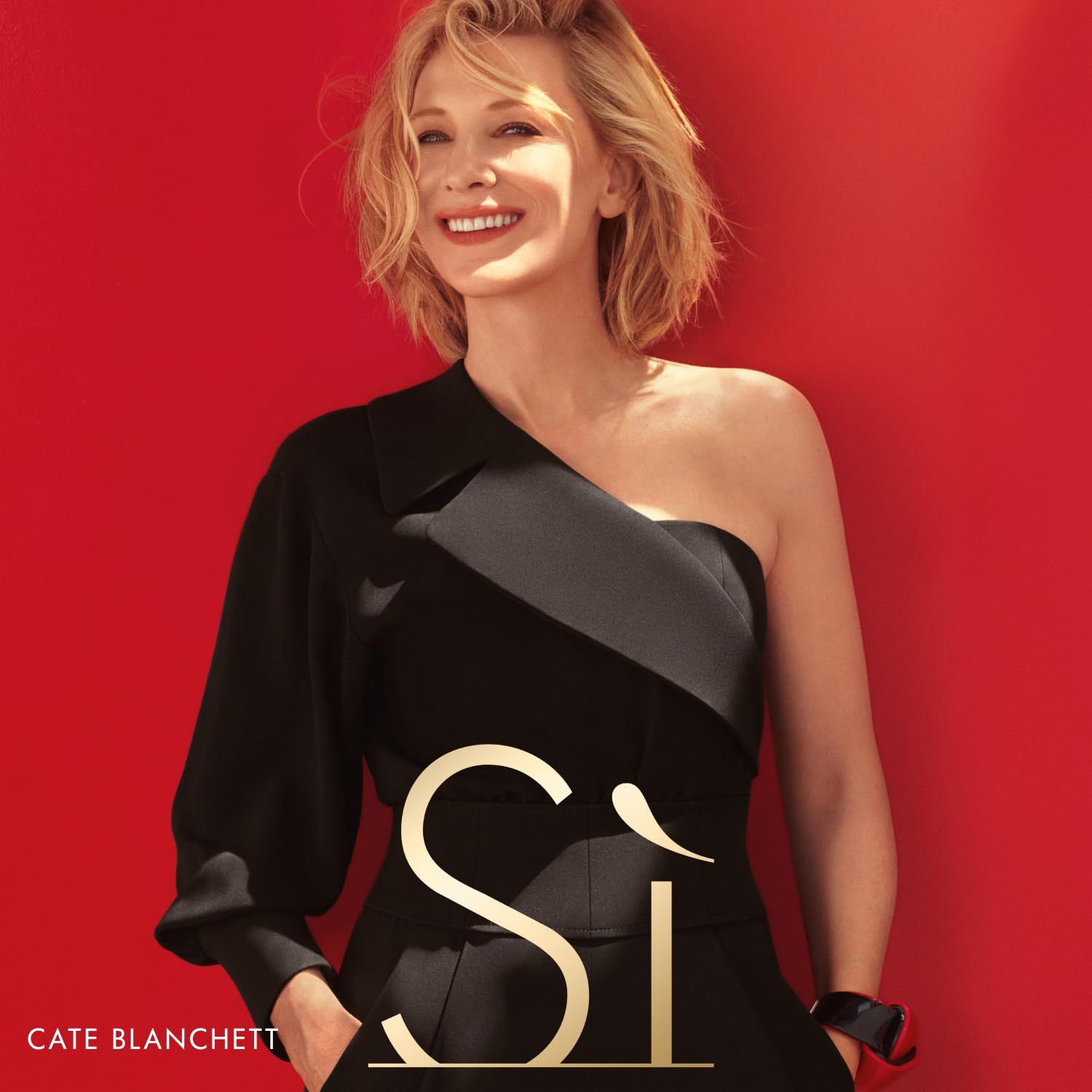 Frau mit schwarzem Kleid vor rotem Hintergrund. Text: Sì, Cate Blanchett.