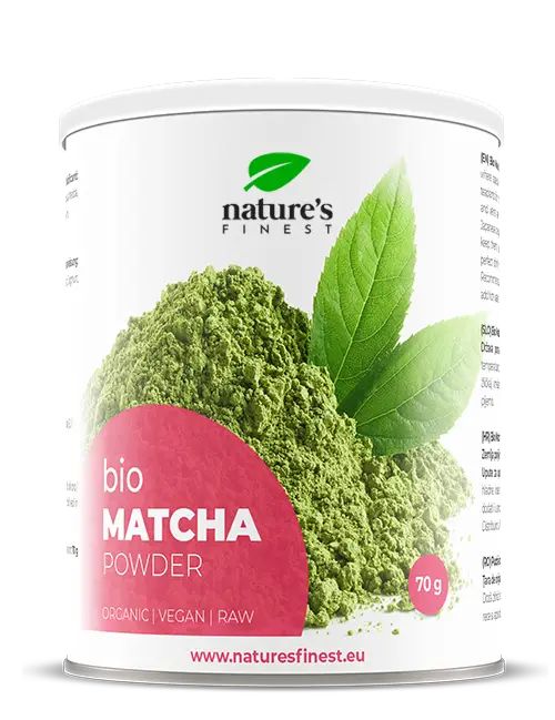 Dose mit Matcha-Pulver. Grün, mit Blättern. Aufschrift: Nature's Finest, Bio Matcha Powder, 70g.