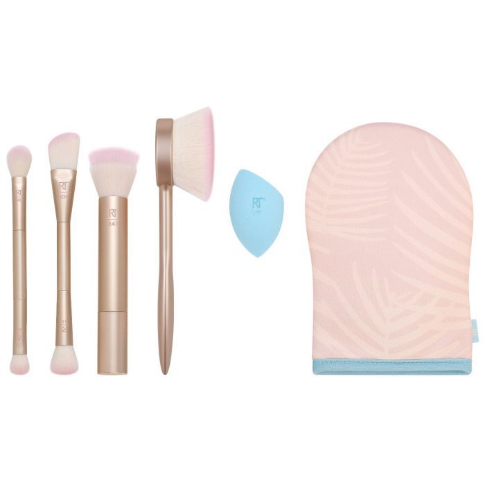 Set mit vier Pinseln, einem Schwamm und einem Handschuh. Pinsel mit rosafarbenen Borsten und goldenen Griffen. Blauer Schwamm. Rosa Handschuh mit Palmenmuster.