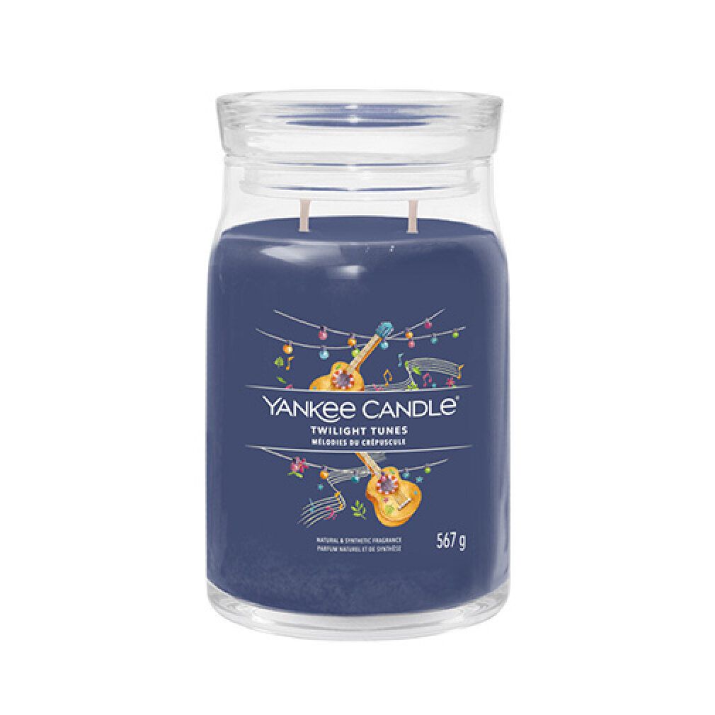 Große Duftkerze im Glas mit Deckel. Aufschrift: Yankee Candle Twilight Tunes. Abbildung von Musikinstrumenten. 567 g.