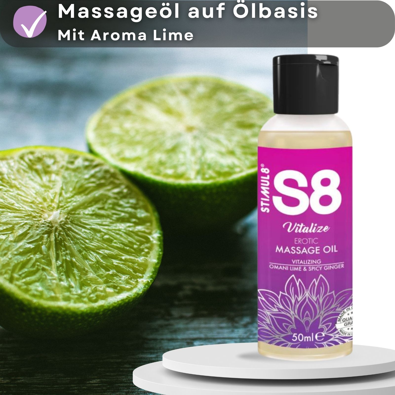 Massageöl-Flasche mit Limetten. Text: Massageöl auf Ölbasis, mit Aroma Lime. Auf weißem Podest.
