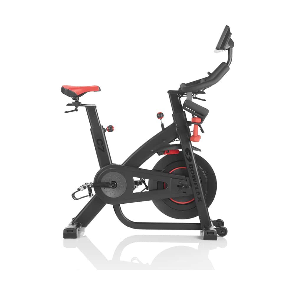 Indoor-Bike C7. Schwarzer Rahmen, roter Sattel. Lenker mit Display. Rotes Einstellrad. Bowflex-Logo.