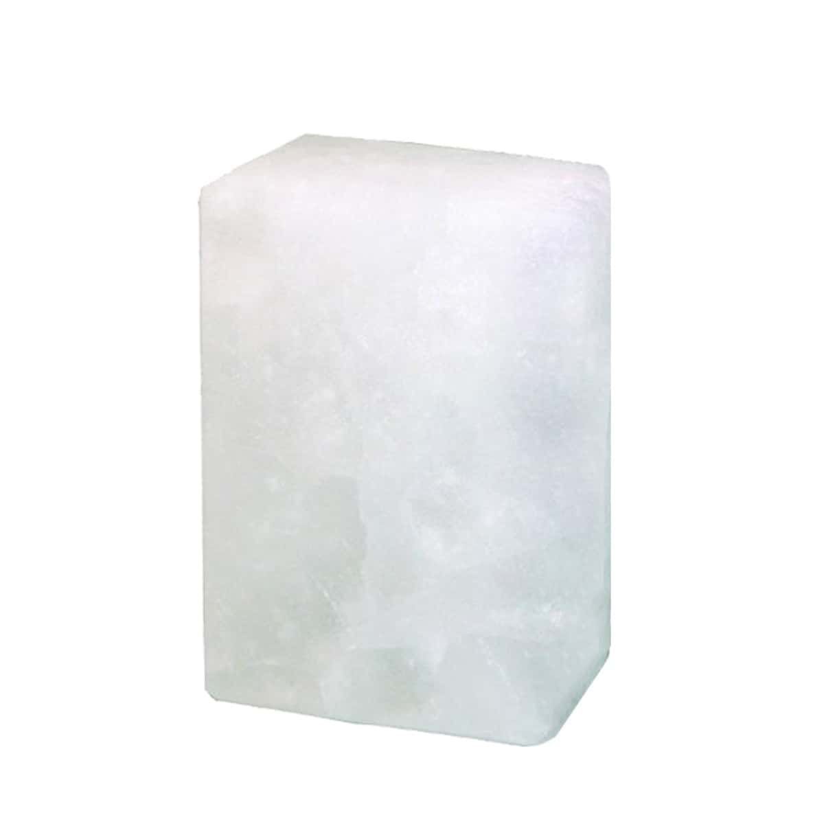 Rechteckiger, weißer Alaunstift. Unregelmäßige Oberfläche. Freigestellt auf weißem Hintergrund.